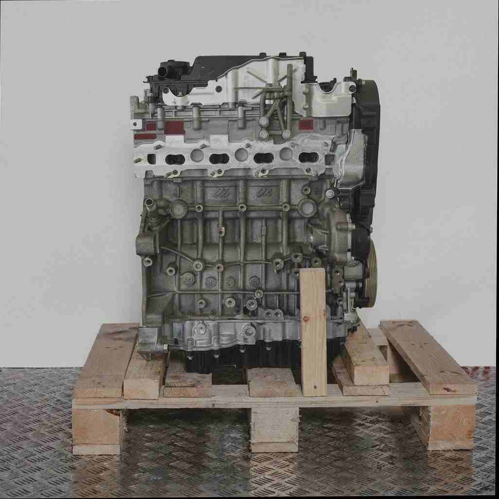 Motor XRMA auf Holzpalette vor weißem Hintergrund. Seitenansicht des Motors ohne Logos. Der Motor ist vertikal ausgerichtet.