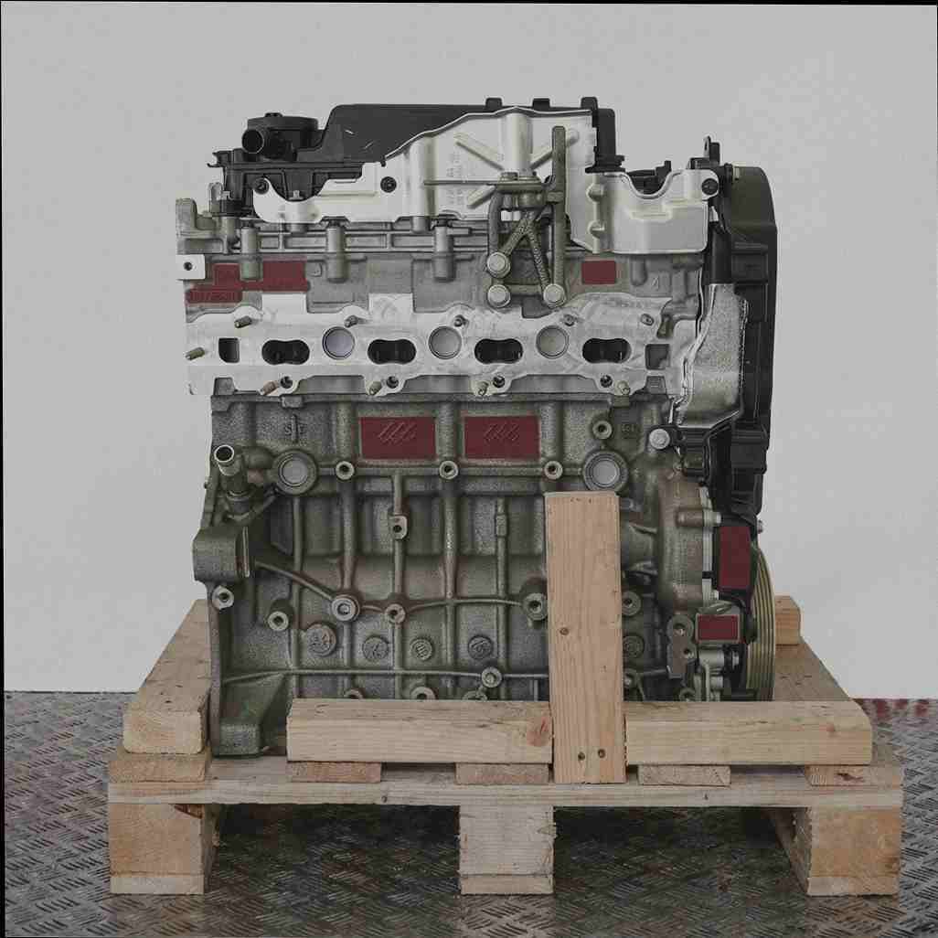 Motor XRMC auf Holzpalette vor weißem Hintergrund. Das Bild zeigt den Motor in vertikaler Ausrichtung, ohne Logos oder Wasserzeichen.