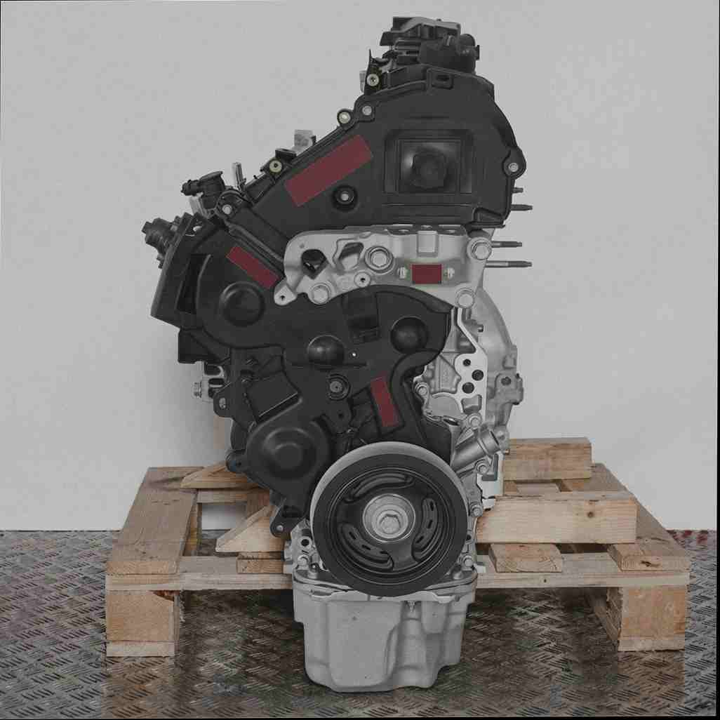 Automotor XWMC auf Holzpalette vor weißem Hintergrund. Der silber-schwarze Motor steht vertikal und gerade.