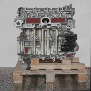 Motor YHY (DV5RD) auf Holzpalette vor weißem Hintergrund. Das silbergraue Motorgehäuse mit schwarzen Anbauteilen ist in vertikaler Ausrichtung abgebildet.